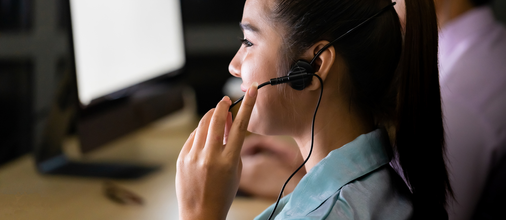 Mujer trabajando en un call center